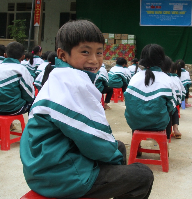 Niềm vui với áo ấm mới của học sinh vùng cao Xín Chải ảnh 5